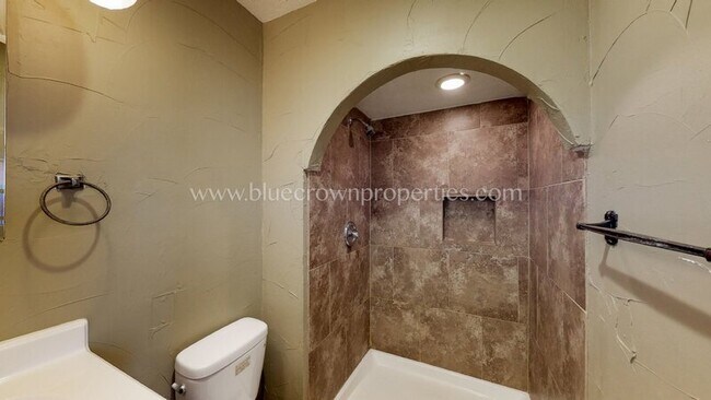 Building Photo - 10239 Catalpa Rd