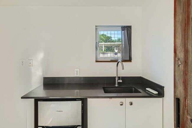 Building Photo - Home with Guest Suite