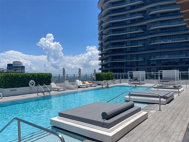 Building Photo - 1010 Brickell Ave