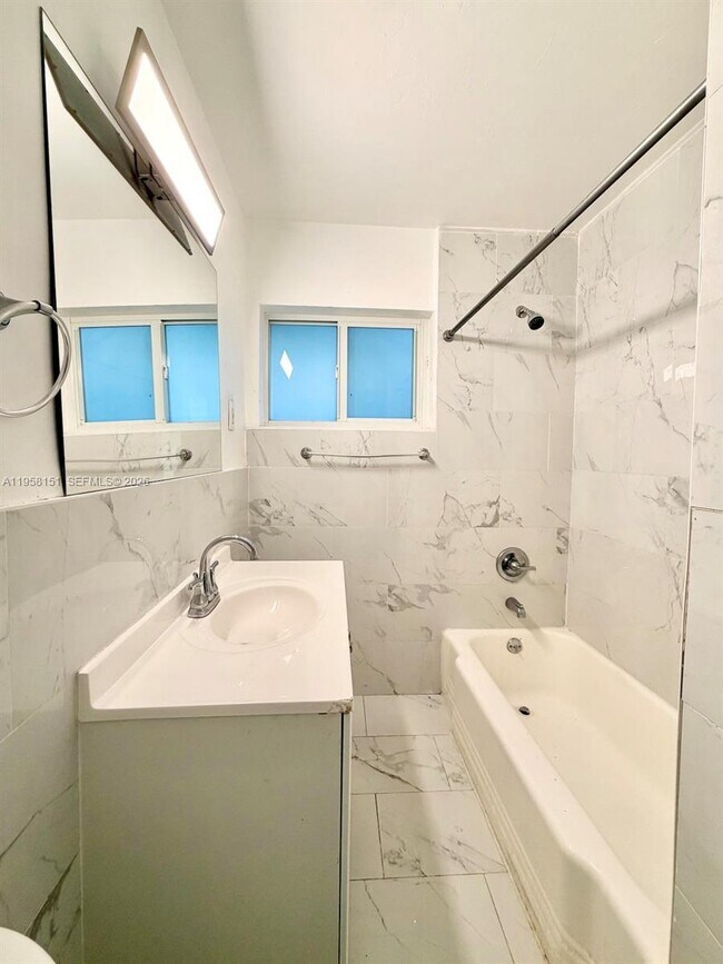 Building Photo - 927 SW 12th Ave