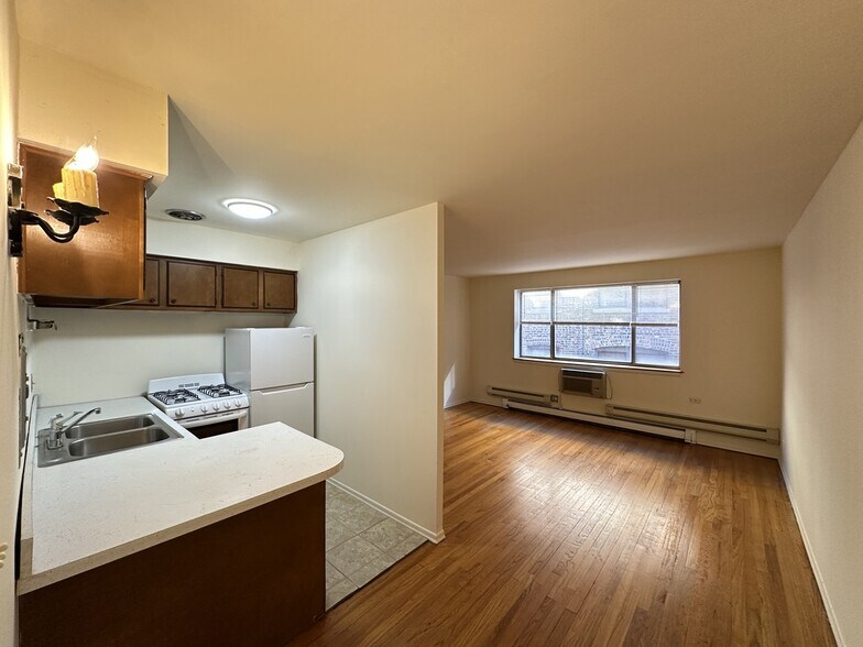 Building Photo - 665 W Wrightwood Ave