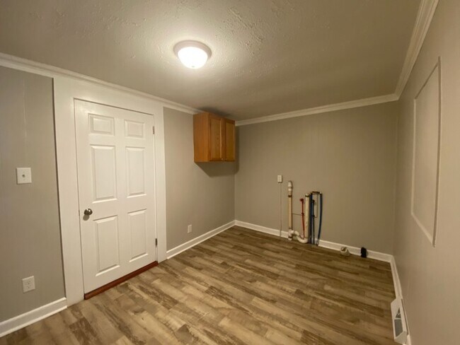 Building Photo - 3 Bedroom, 2 bath Home