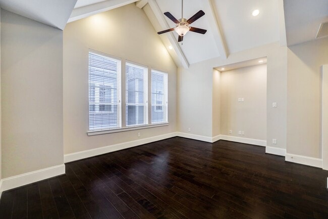 Building Photo - 726 N Shepherd Dr