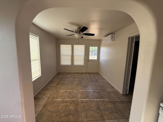 Building Photo - 214 W 9th St