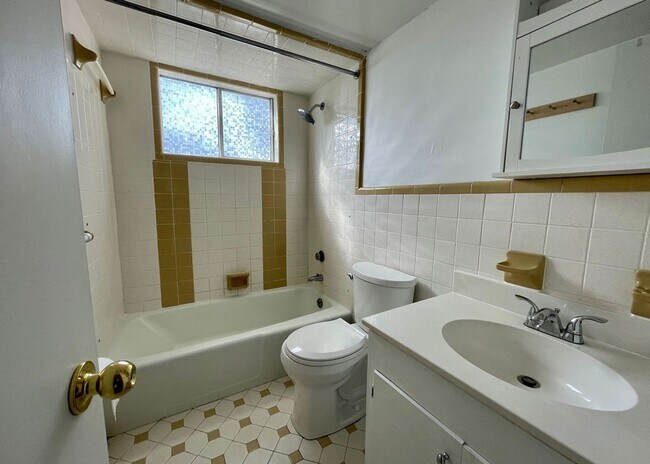 Building Photo - Available 7/1. 2 BR/2 BA in a FANTASTIC Lo...