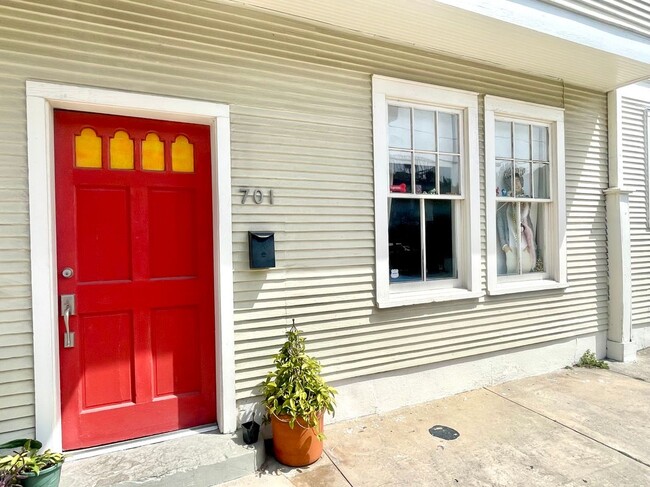 Primary Photo - 701 St Roch Ave