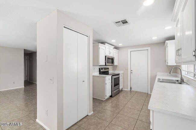 Building Photo - 1525 W El Alba Way