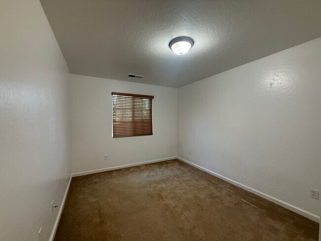 Building Photo - 3-bedrooms and two bathrooms home located in Visalia, CA