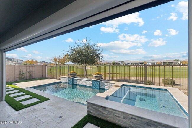 Building Photo - 11138 N San Clemente St