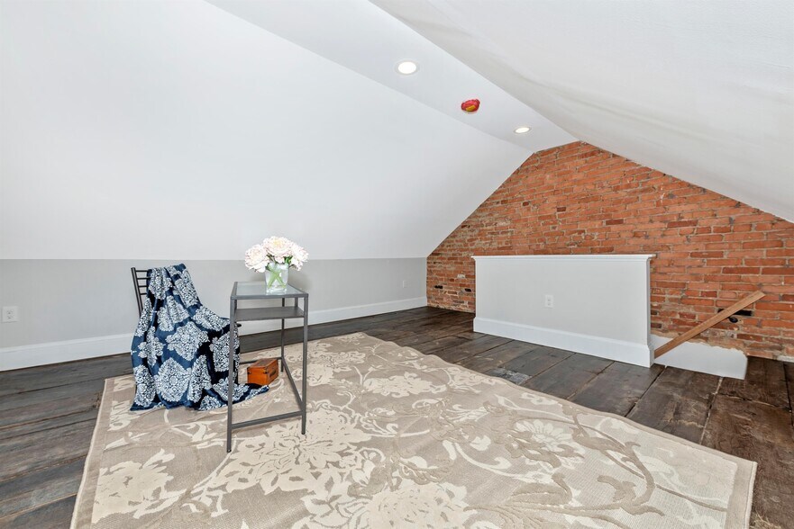 Building Photo - 6 W 4th St