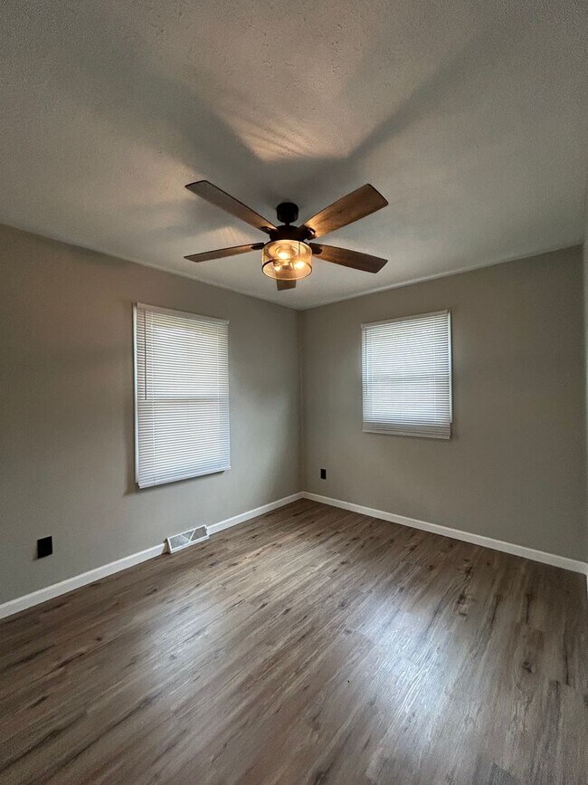 Building Photo - Spacious 3-Bedroom, 2-Bath Home in Middleb...