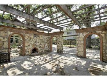 Building Photo - AVAILABLE AUGUST: Upscale 4 bed/2.5 bath home in North Campus just north of UT