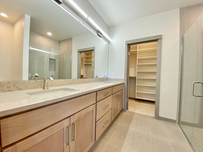 Building Photo - Brand New Luxury Home in Gated Community - Furnished Option Available