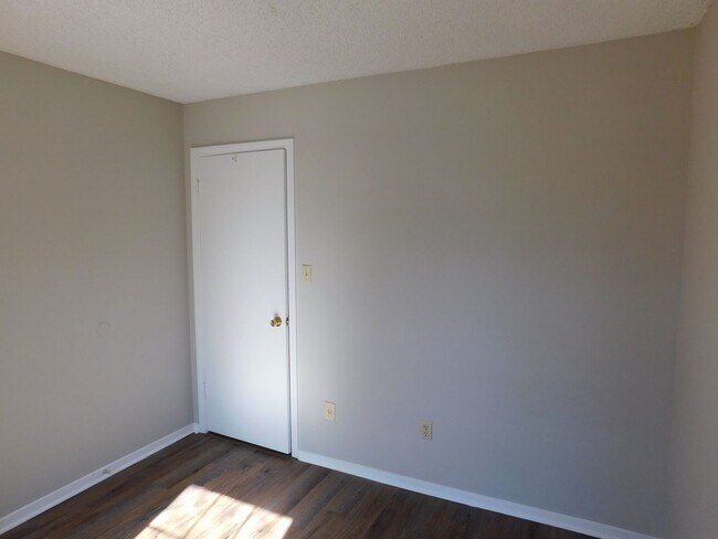 Building Photo - 5820 Briarwood - Ready for move in!!