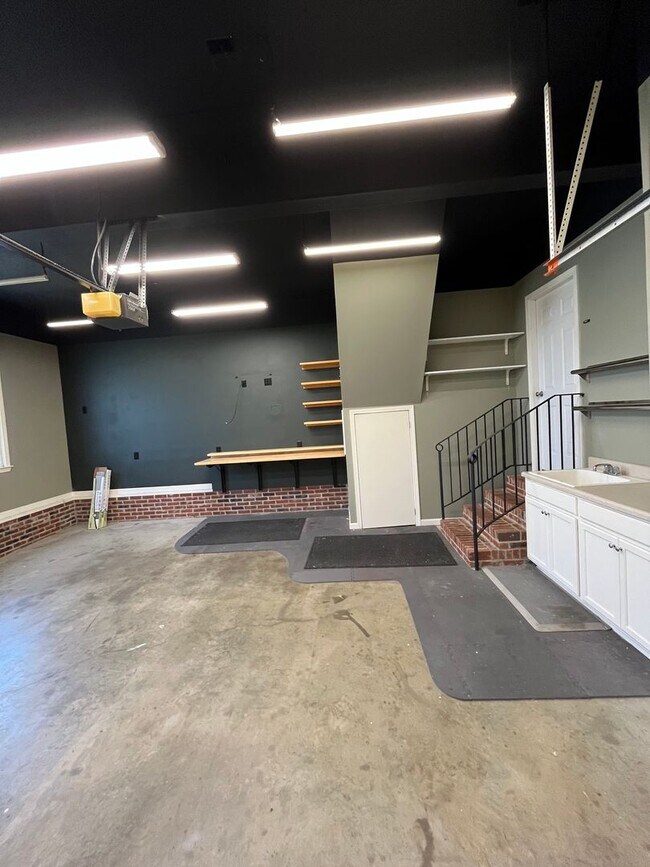 Building Photo - 3BR Home in Heartwood Place with large fen...