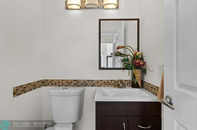 Building Photo - 611 Royal Palm Way