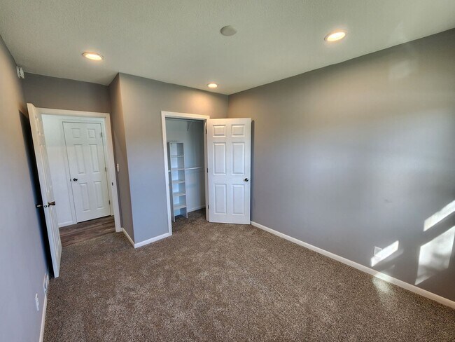 Building Photo - Remodeled 3-4 bedroom 2 bath house