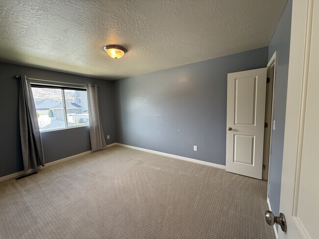 Building Photo - 744 W Ridgeline Dr