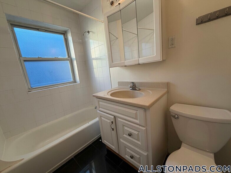 Building Photo - 34 Gardner St