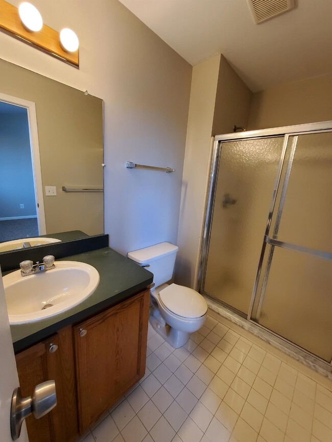 Building Photo - 2 Bedroom, 2 Bathroom Spacious Upper-Level Condo with Vaulted Ceilings & Private Primary Suite. N...