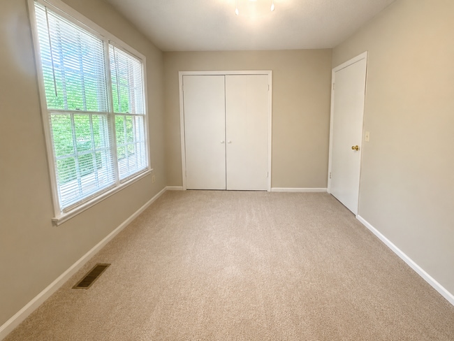 Building Photo - 113 Manorwood Ct