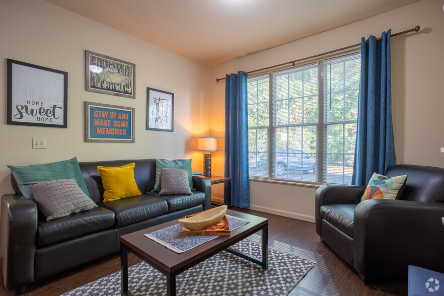 2BR, 2BA - 816SF - Living Room - Irish Row