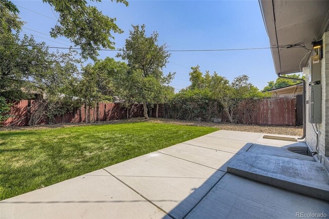 Building Photo - Newly Renovated 3 bed, 1 bath in Englewood (Top Unit)