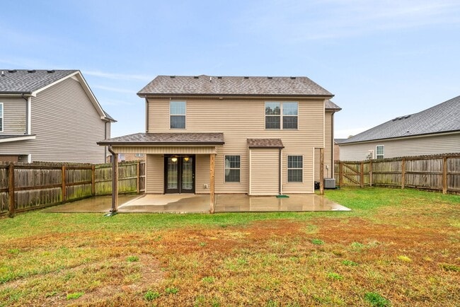 Building Photo - Pet Friendly Three Bedroom in Rossview!