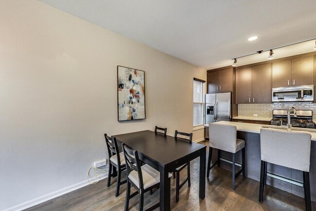 Building Photo - 2233 W Medill Ave