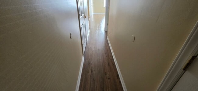 Building Photo - READY TO MOVE IN! 3 BEDS/2 BATHS!