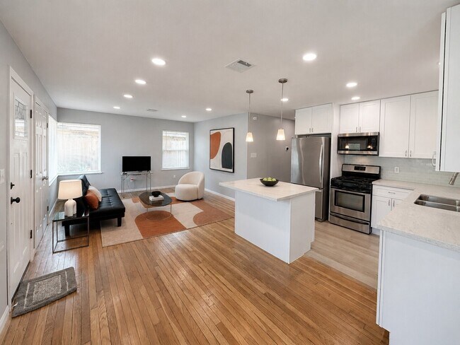 Building Photo - 6010 Ridgeway Dr