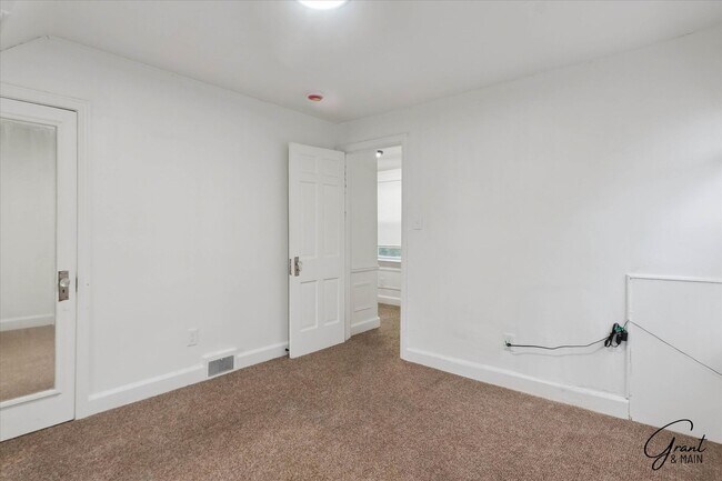 Building Photo - $1290 3 bedroom bungalow