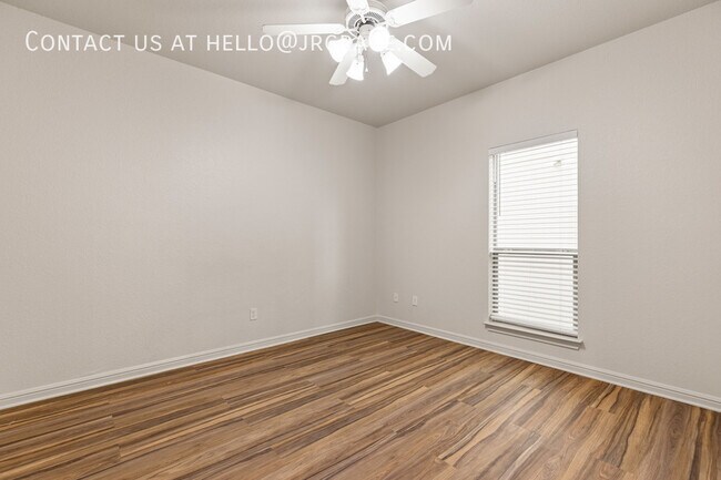 Building Photo - 2100 Breezy Dr