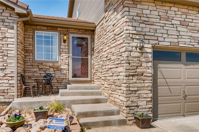 Building Photo - Beautiful 4 bedroom 3.5 bathroom single fa...
