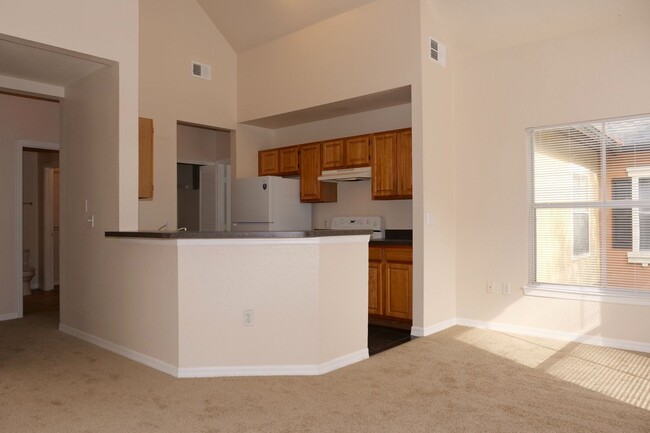 Building Photo - Beautiful 2 Bed 2 Bath second floor condo ...