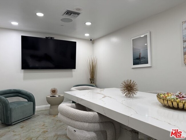 Building Photo - 10520 Wilshire Blvd