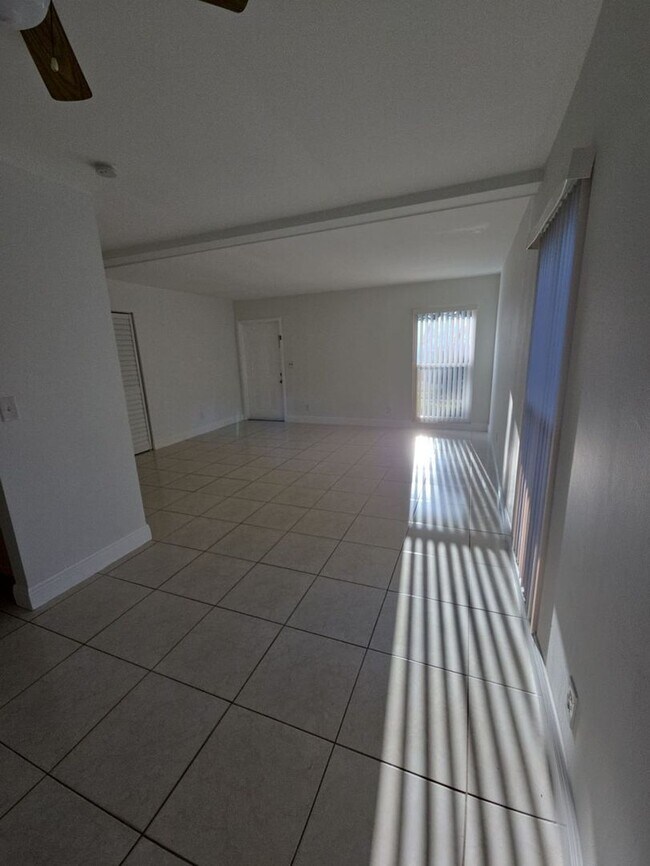 Building Photo - Beautiful Renovated 3/1 | Limited-Time Lab...