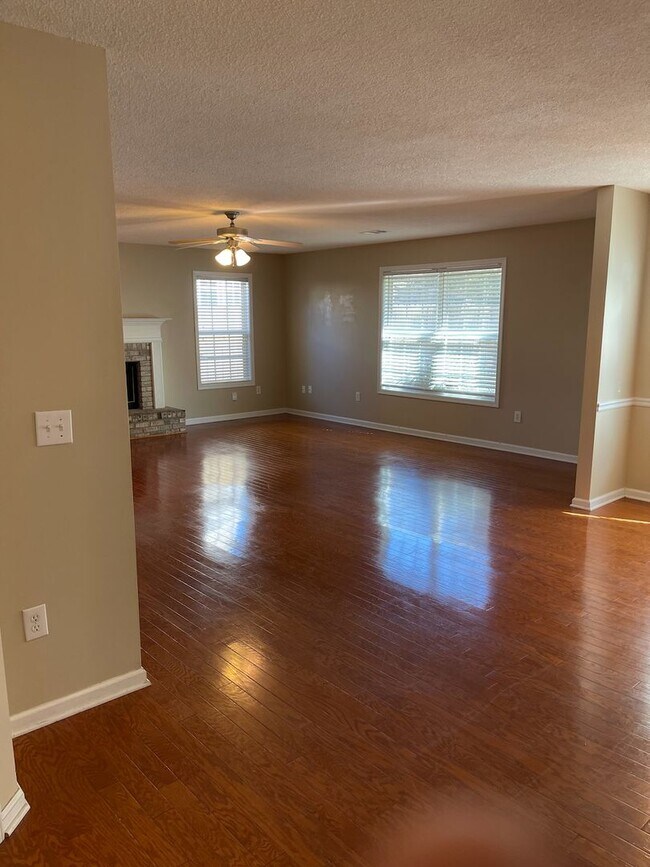 Building Photo - Relax in your spacious home deep in the Watson Grove subdivision