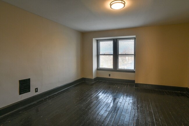 Building Photo - Large 5 Bedroom on Peffer