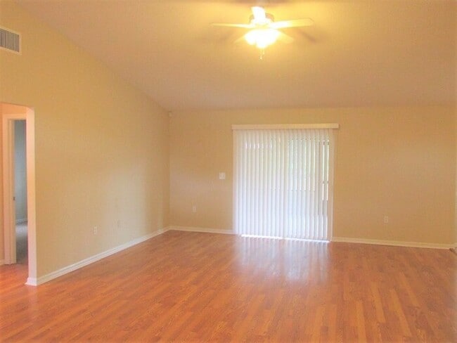Building Photo - 7881 Manor Dr