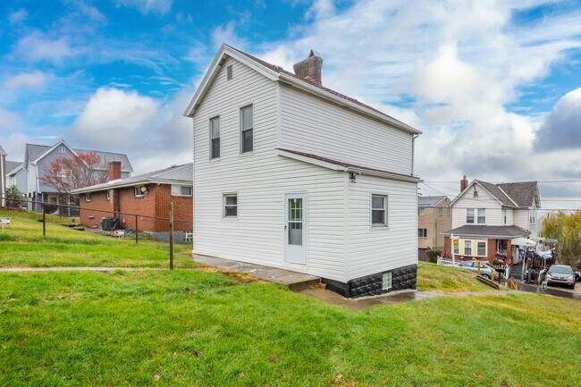 Building Photo - Stunning 2 bedroom home in Port Vue available August 1!