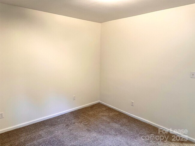 Building Photo - 5589 Wrenn Dr