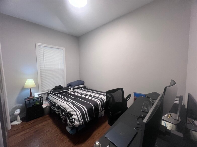 Building Photo - 726 E 2nd St