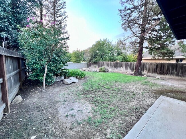 Building Photo - $2,300 Champlain Dr. & Fort Washington, 3 ...