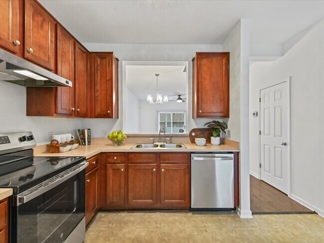 Building Photo - Spacious Townhome!