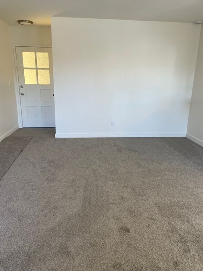Building Photo - Spacious 2 Bedroom Unit in Huntington Beach