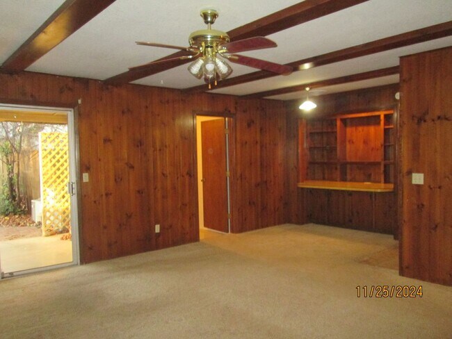 Building Photo - TRIPLEX UNIT - 2 Bedroom, 1 Bath, Carport
