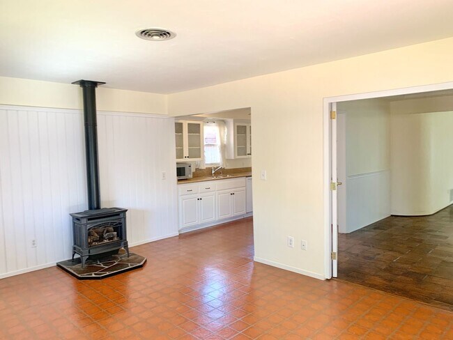 Building Photo - 140 G Ave