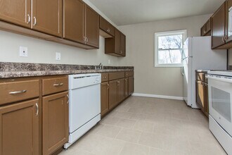 Building Photo - Large 3 Bedroom, 2 Bathroom - Pyramid Properties