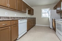 Building Photo - Large 3 Bedroom, 2 Bathroom - Pyramid Properties